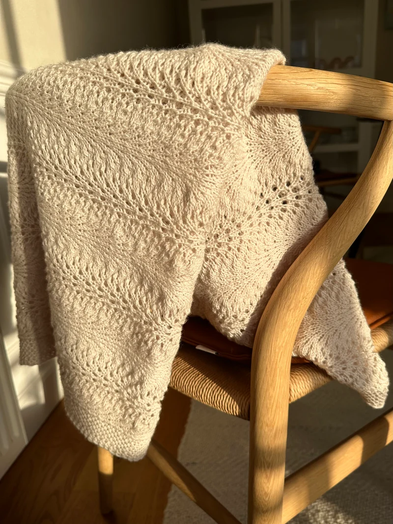 Lumi Baby Blanket - English