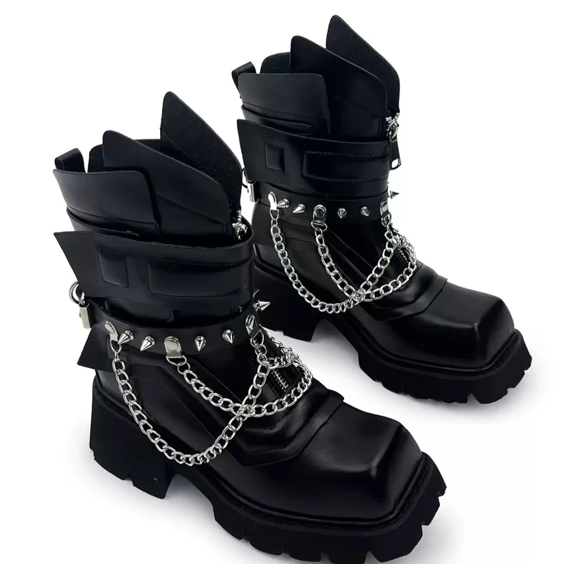 Punkige Damen-Plateaustiefel mit Nieten, Kettenriemen, Schnalle, eckiger Zehenpartie und Blockabsatz