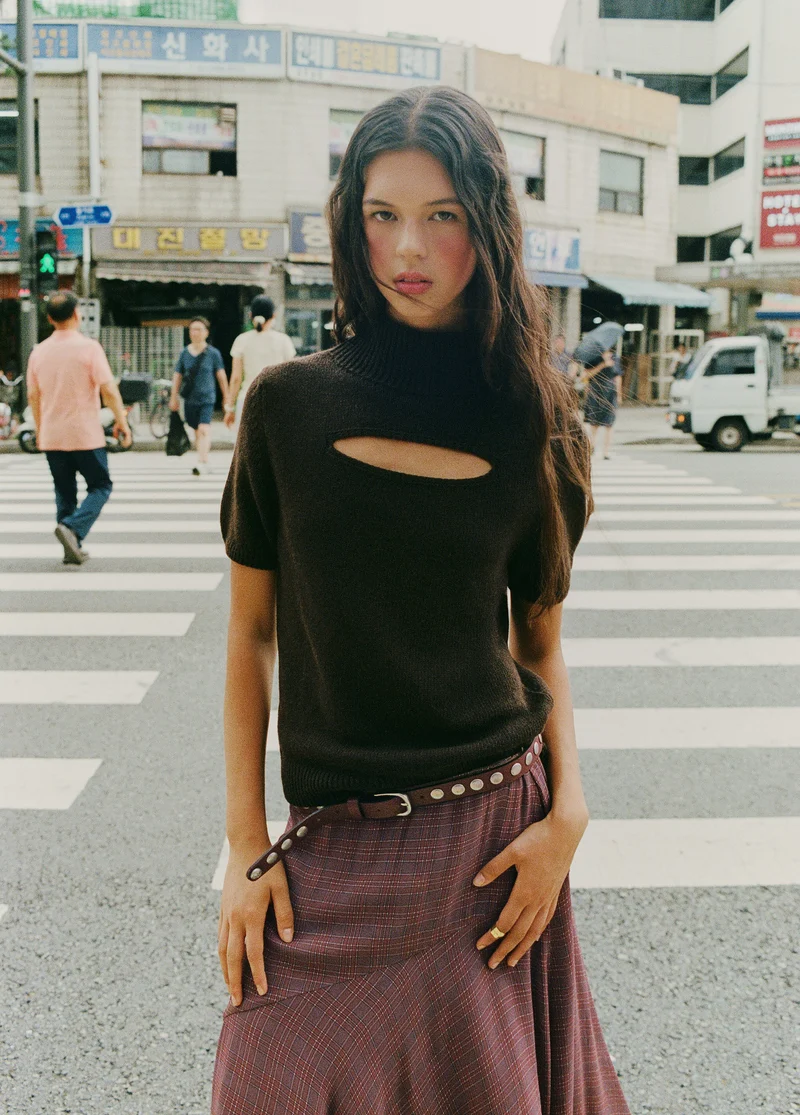Short-sleeve cut-out sweater with perk neckline