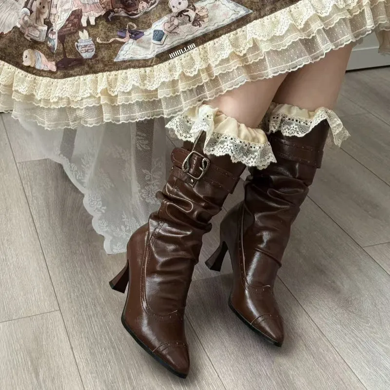 Gothic-Stiefeletten für Damen mit Schnallenriemen, Raffungen und spitzer Zehenpartie, hohem Absatz