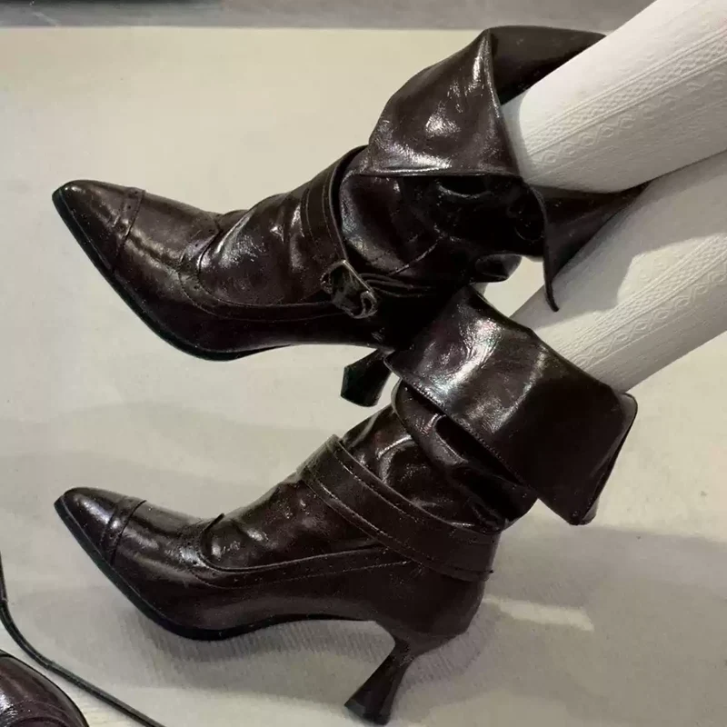 Gothic-Stiefeletten für Damen mit Schnallenriemen, Raffungen und spitzer Zehenpartie, hohem Absatz