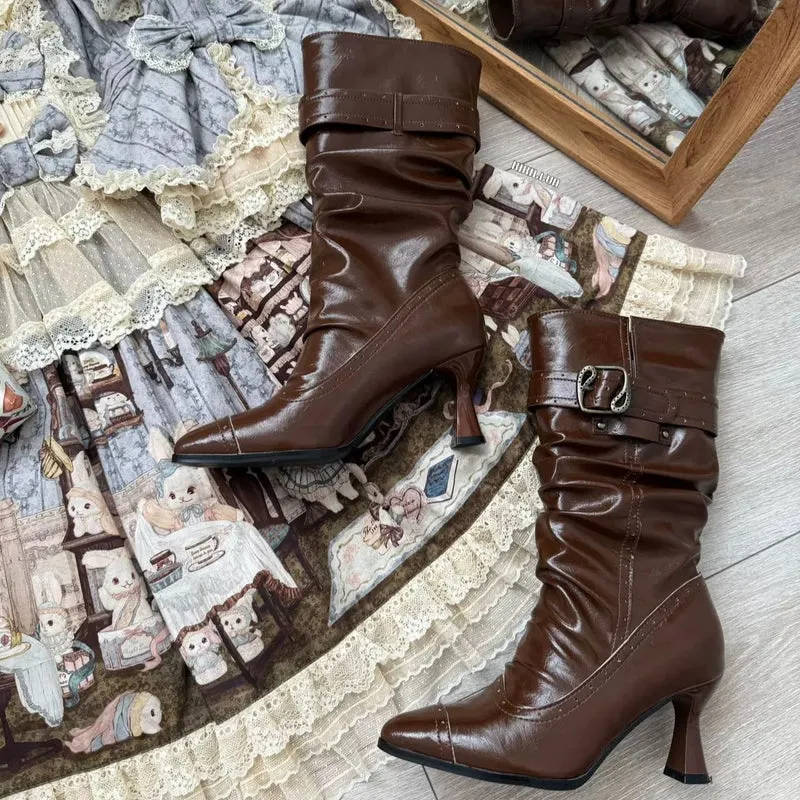 Gothic-Stiefeletten für Damen mit Schnallenriemen, Raffungen und spitzer Zehenpartie, hohem Absatz