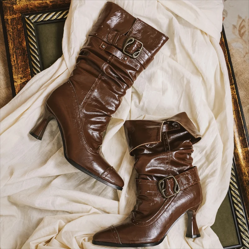 Gothic-Stiefeletten für Damen mit Schnallenriemen, Raffungen und spitzer Zehenpartie, hohem Absatz