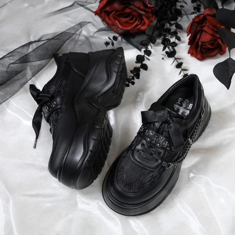 Gothic-Sneaker für Damen mit Kreuznieten und Schnürung, Plateausohle