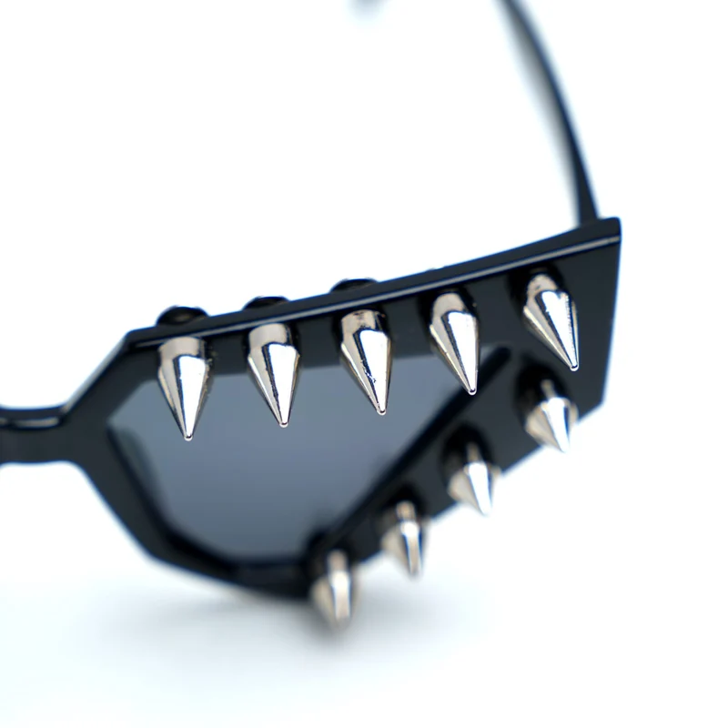 Unisex Punk Sonnenbrille mit Stacheln, geometrischem Katzenaugen-Design