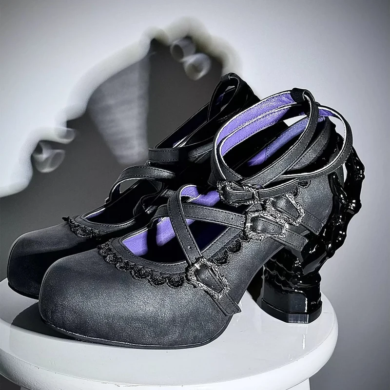 Gothic-Schuhe für Damen mit gekreuzten Schnallenriemen und Skeletthand-Absatz