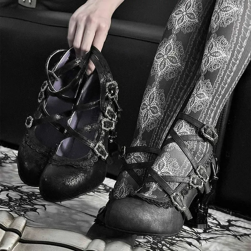 Gothic-Schuhe für Damen mit gekreuzten Schnallenriemen und Skeletthand-Absatz