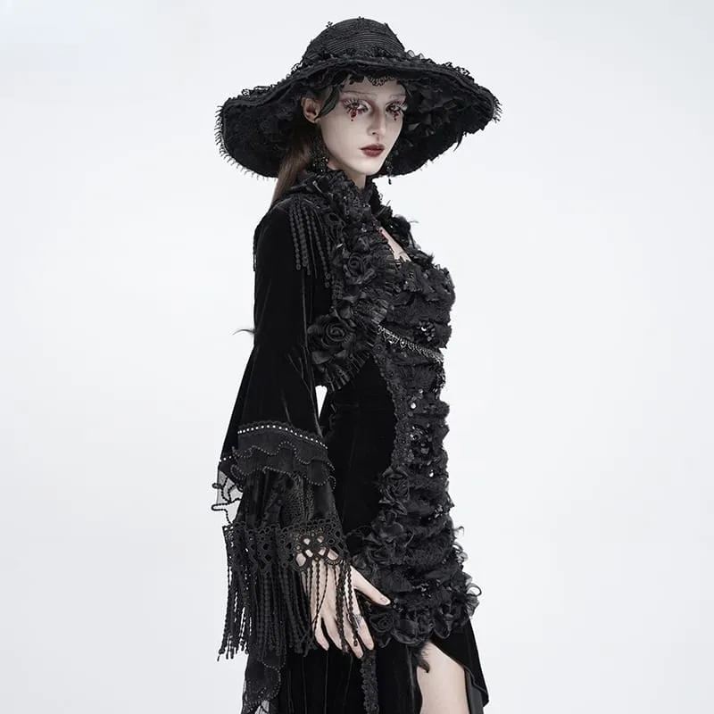 Gothic-Umhang aus Samt für Damen mit Rosenrüschen, Quasten und ausgestellten Ärmeln.