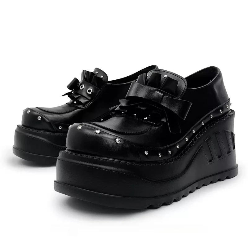 Grunge-Plateauschuhe für Damen mit Nieten, Ösenriemen und Schleife