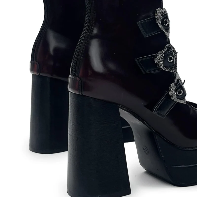 Gothic-Stiefeletten für Damen mit herzförmigen Schnallen, mehreren Riemen, Cut-outs und Blockabsatz