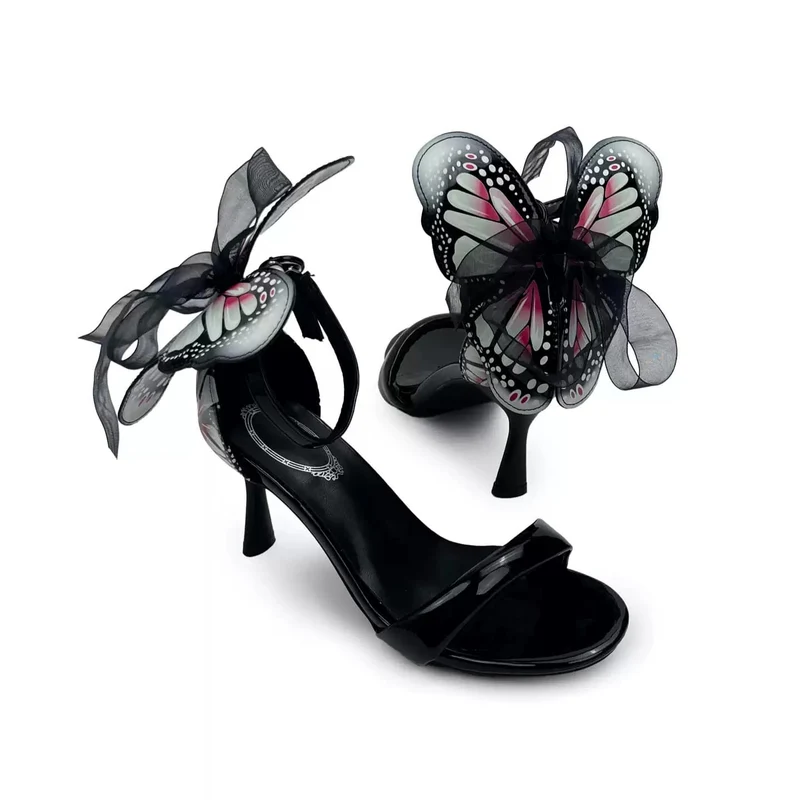 Gothic-Sandalen für Damen mit Schmetterlingsdekor, Knöchelriemen und Schnalle, offener Zehenpartie und Stilettoabsatz
