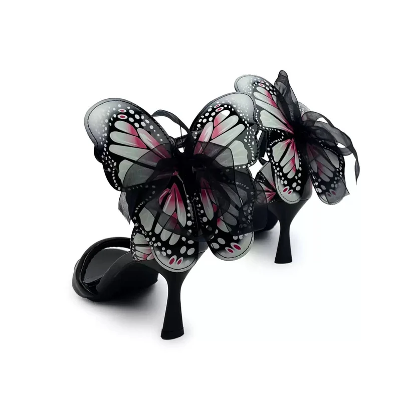 Gothic-Sandalen für Damen mit Schmetterlingsdekor, Knöchelriemen und Schnalle, offener Zehenpartie und Stilettoabsatz