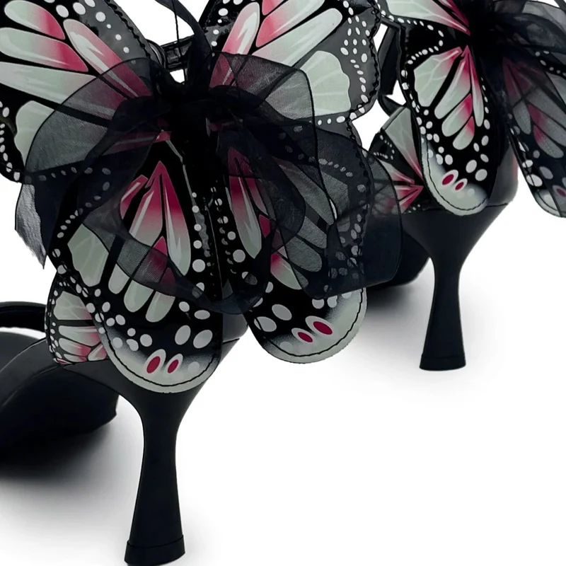Gothic-Sandalen für Damen mit Schmetterlingsdekor, Knöchelriemen und Schnalle, offener Zehenpartie und Stilettoabsatz
