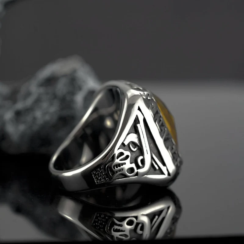 Herrenring mit Punk-Motiv, verziert mit einem simulierten Citrin