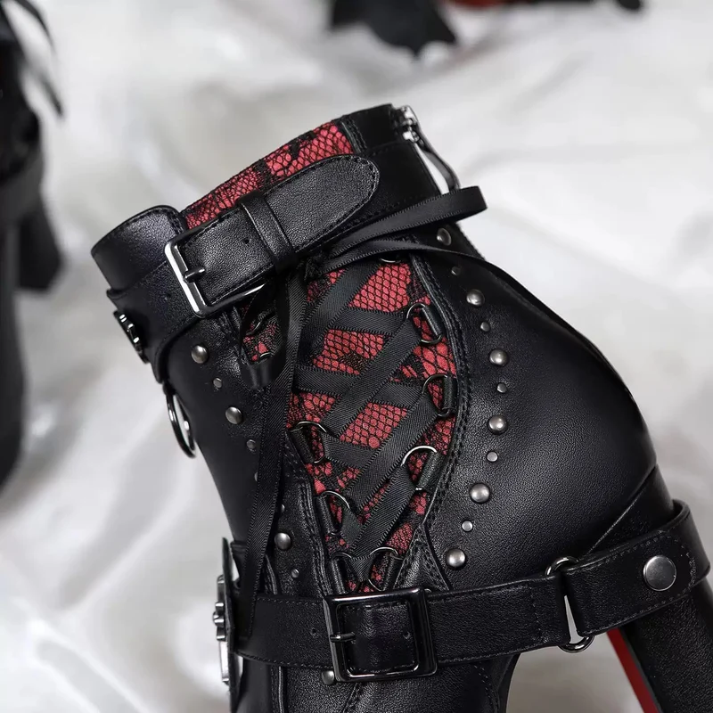 Gothic-Stiefeletten für Damen mit gekreuzten Schnallenriemen, Schnürung und zweifarbiger Plateausohle
