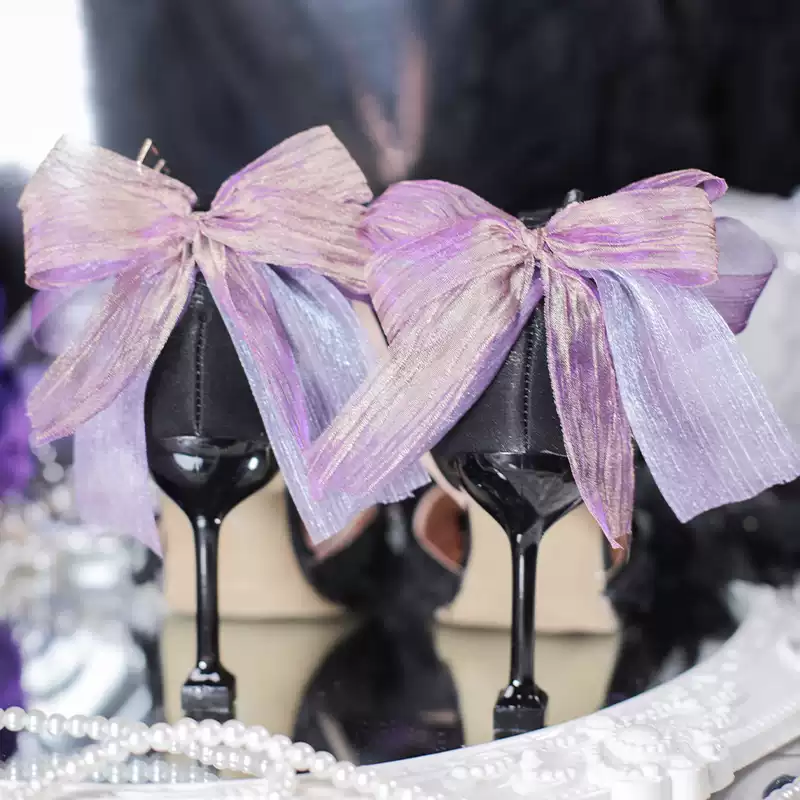 Gothic-Stilettos für Damen mit Ketten- und Schleifenverzierung, zweifarbig, mit Knöchelriemen