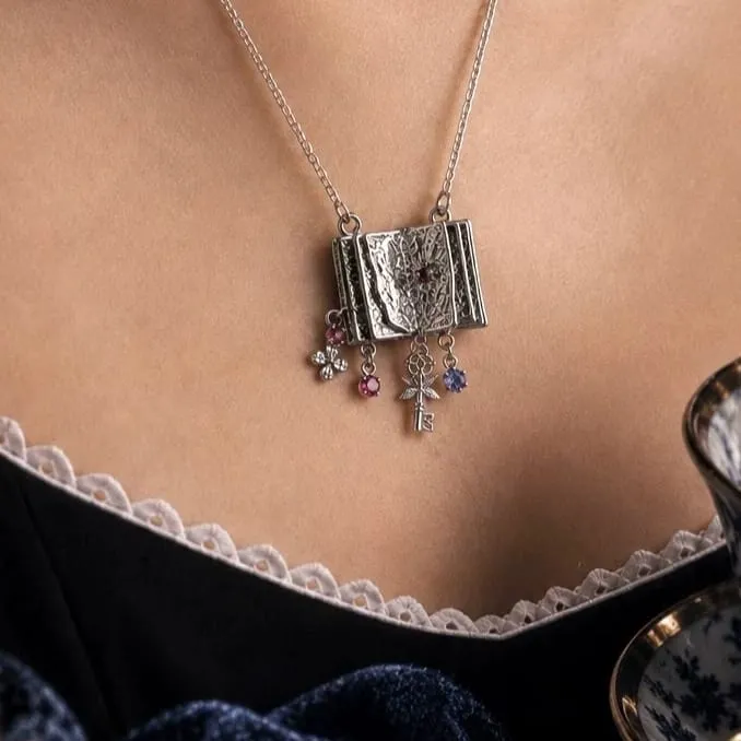 Gothic-Halskette für Damen mit 3D-Strassanhänger in Schlüsselform, floralem Design und offenem Buchmotiv
