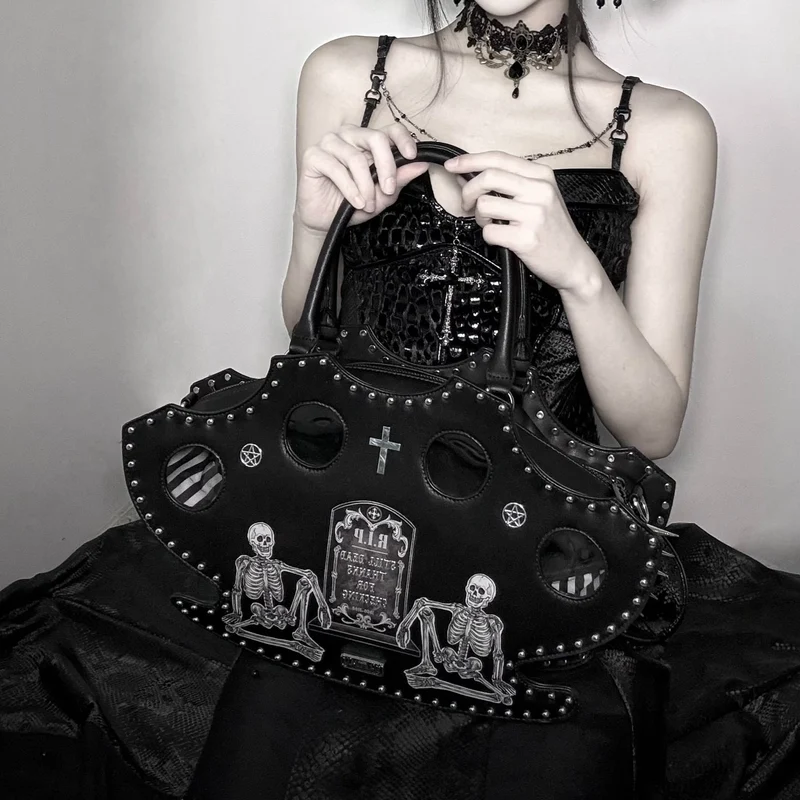 Gothic-Handtasche für Damen mit Totenkopf- und Nietenmotiven