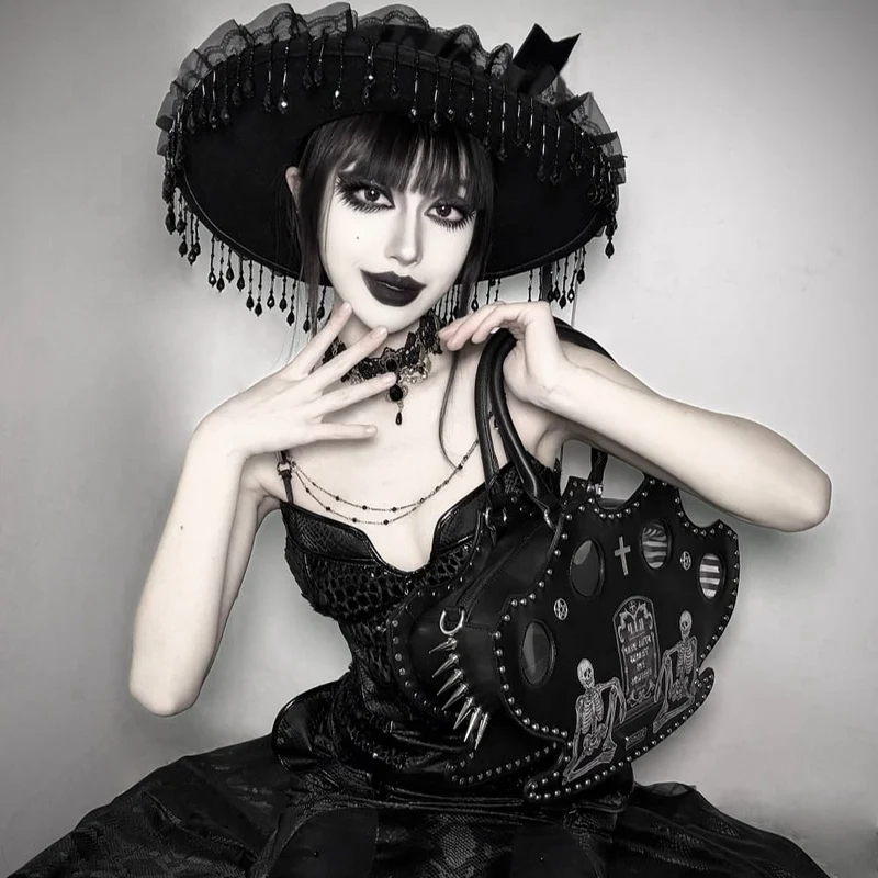 Gothic-Handtasche für Damen mit Totenkopf- und Nietenmotiven