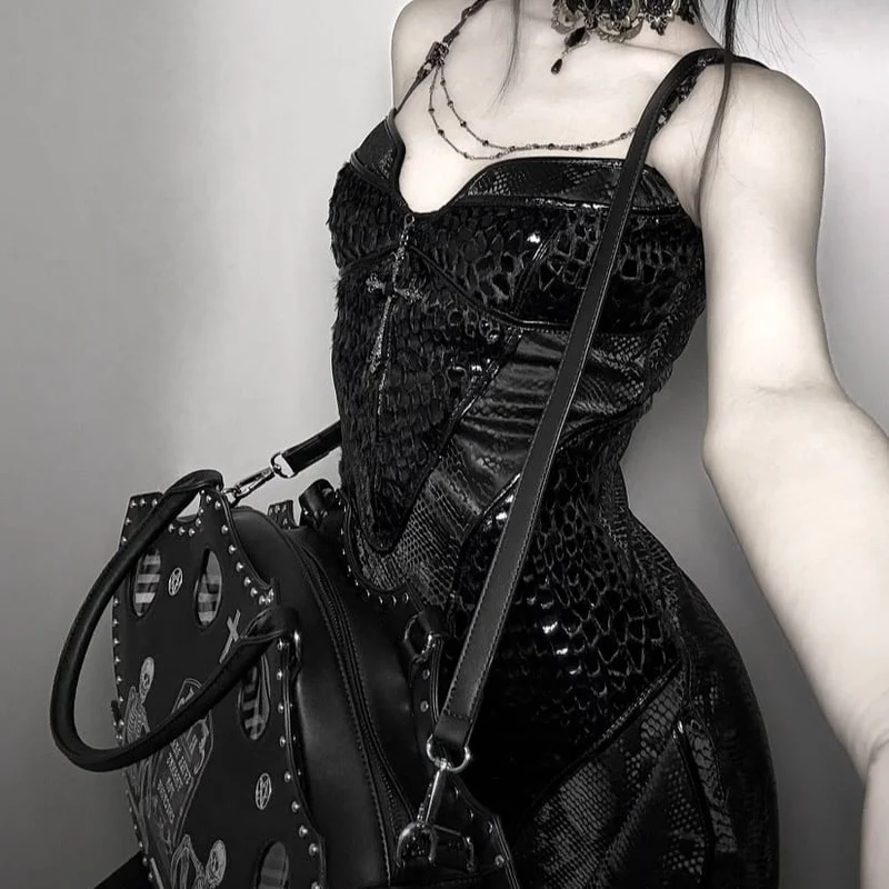 Gothic-Handtasche für Damen mit Totenkopf- und Nietenmotiven