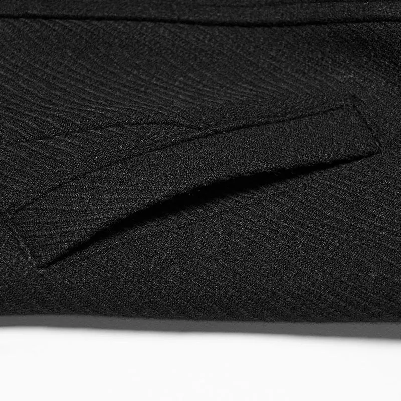 Gothic-Herrenjacke mit geprägtem Knopfdekor, Rüschenmanschetten und Reversverzierung.