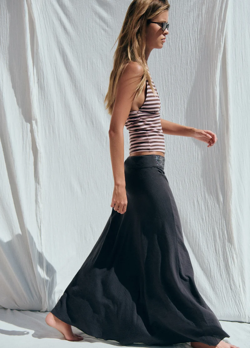 Long skirt waist detail