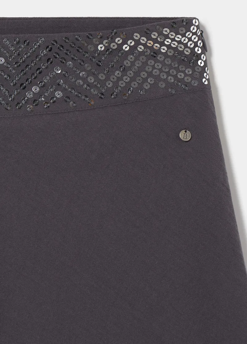 Long skirt waist detail