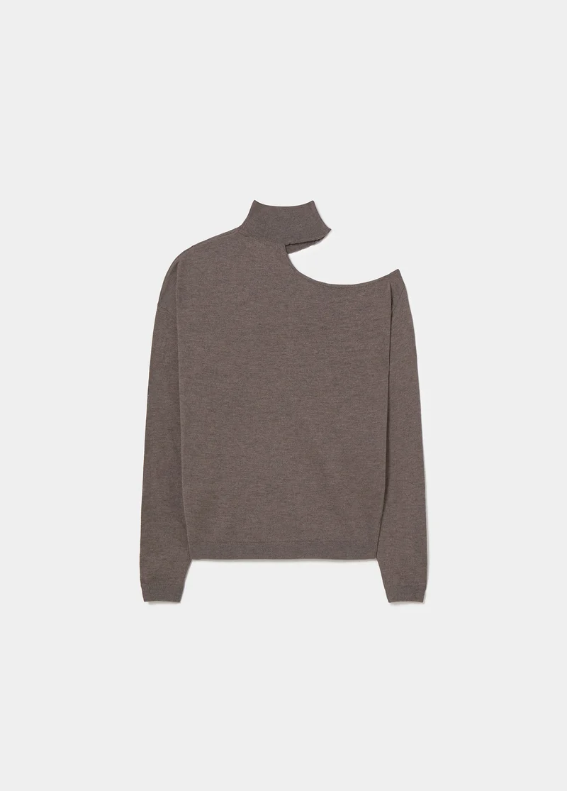 Fine cut-out sweater