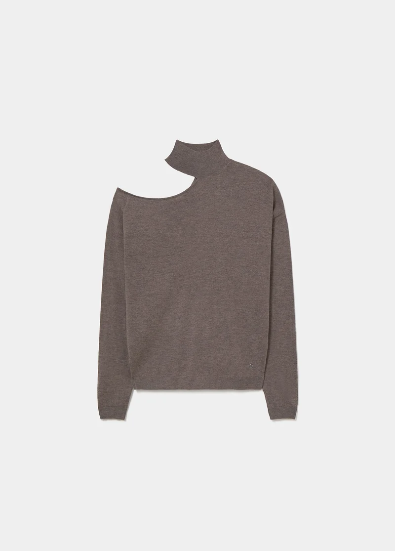 Fine cut-out sweater