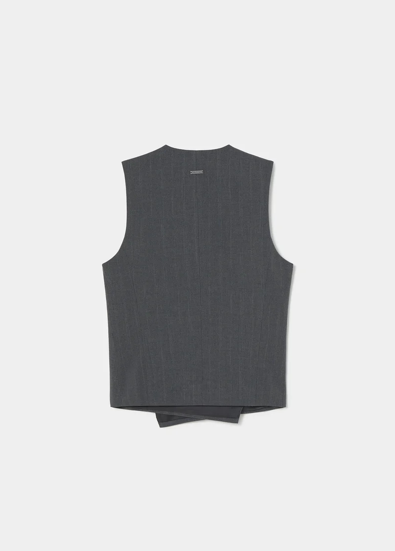 Wrap vest with toggle fastenings