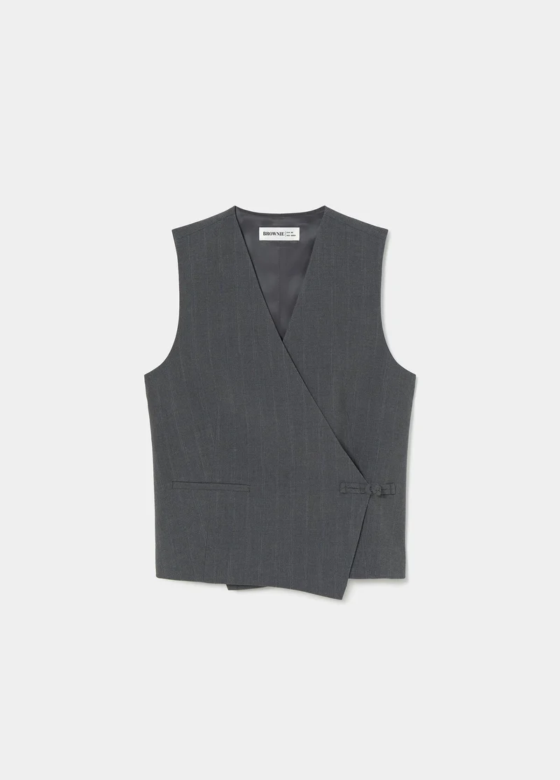Wrap vest with toggle fastenings