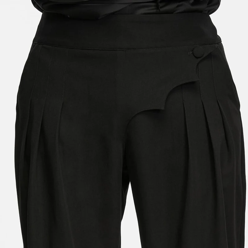 Gothic-Herrenhose mit asymmetrischem Fledermausärmel-Schnitt und Falten