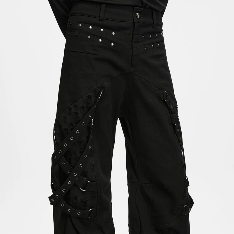 Punk-Herrenhose mit Ösenriemen, Nieten und Raffungen, locker geschnitten