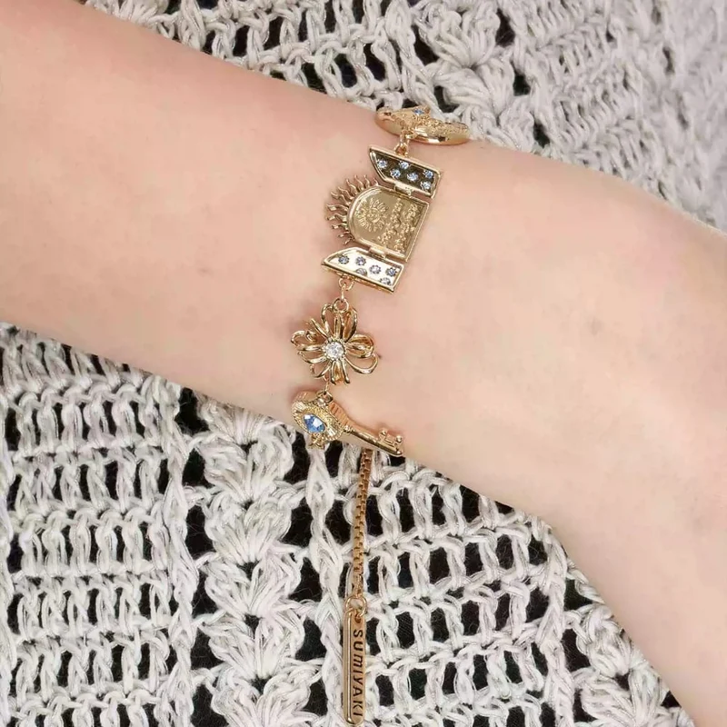 Grunge-Armband für Damen mit Blumenmuster und Schlüssel-Halbmond
