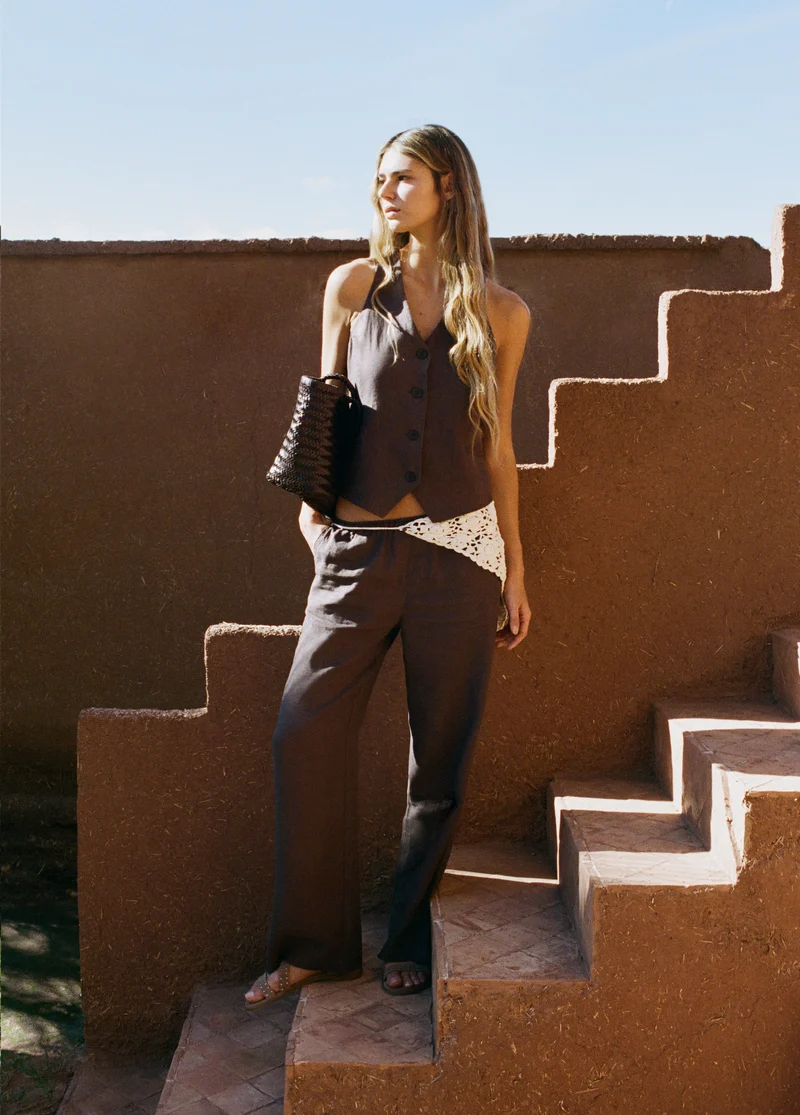 Linen trousers with pockets