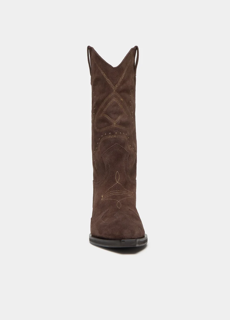 Cowboy boots with suede pieces