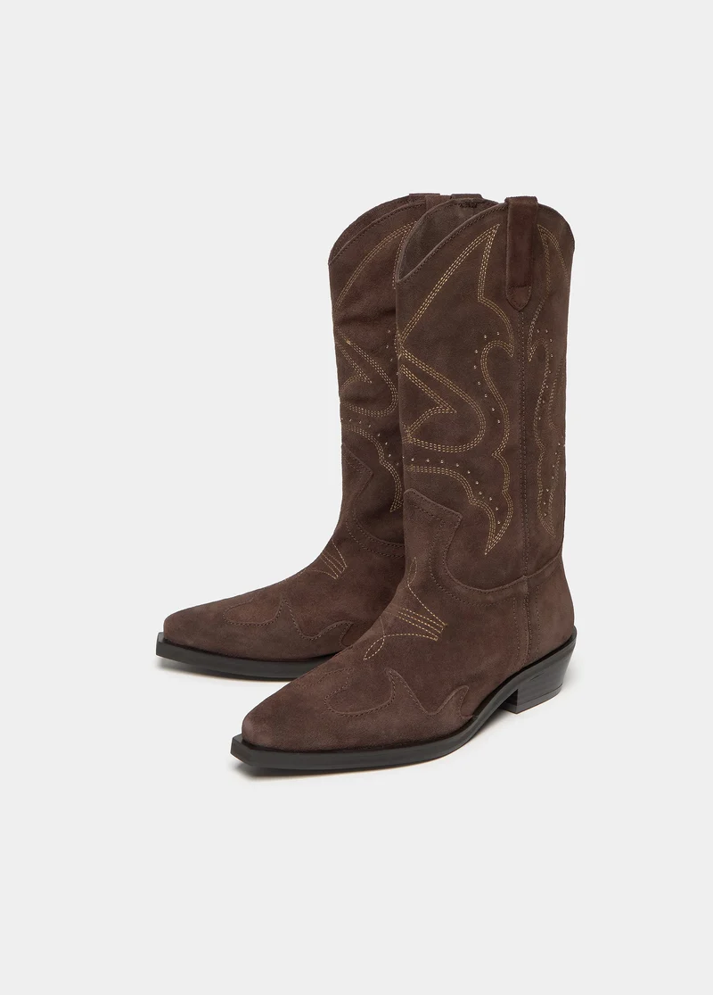 Cowboy boots with suede pieces