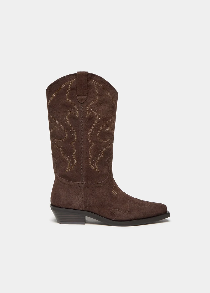 Cowboy boots with suede pieces