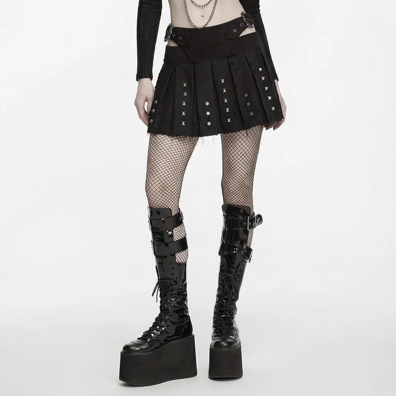 Punk-Rock für Damen mit Schnallenriemen, Nieten und Falten