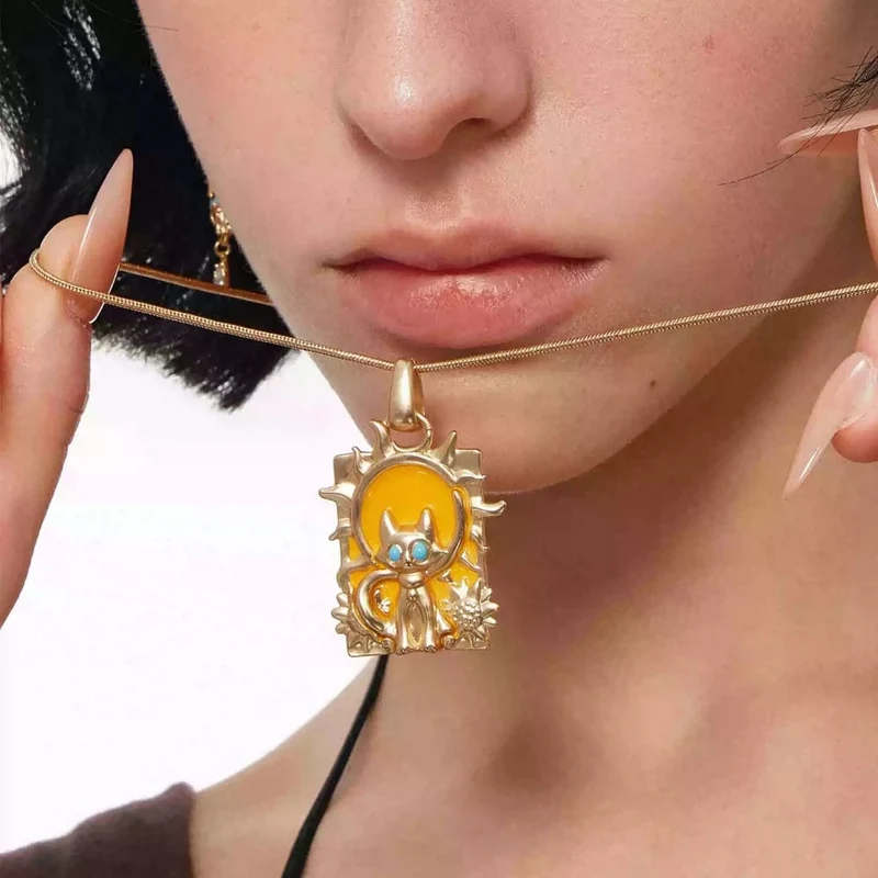 Grunge-Halskette mit Sonnenkatzenanhänger für Damen