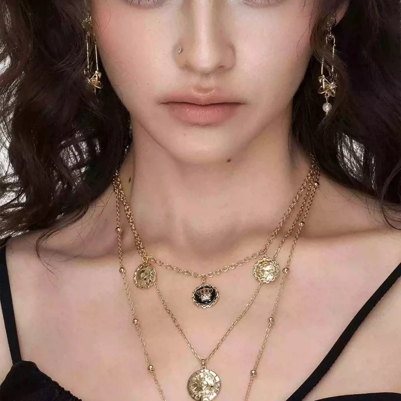 Damen-Halskette im Grunge-Stil mit geprägten Medaillons und mehreren Lagen