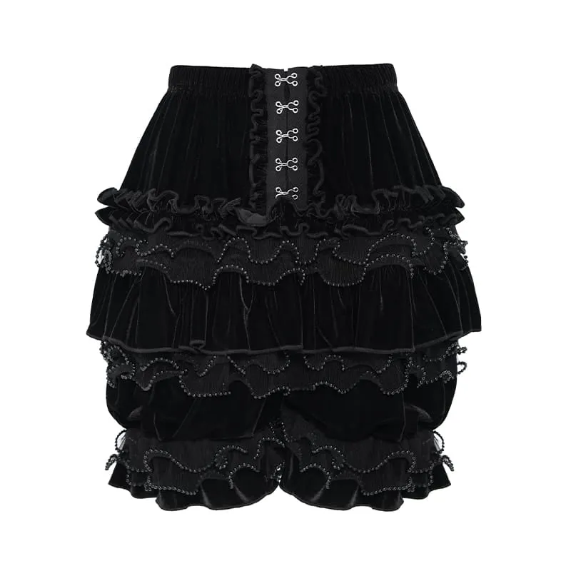 Schwarze Gothic-Shorts aus Samt für Damen mit mehreren Lagen, Perlenbesatz und Rüschen.