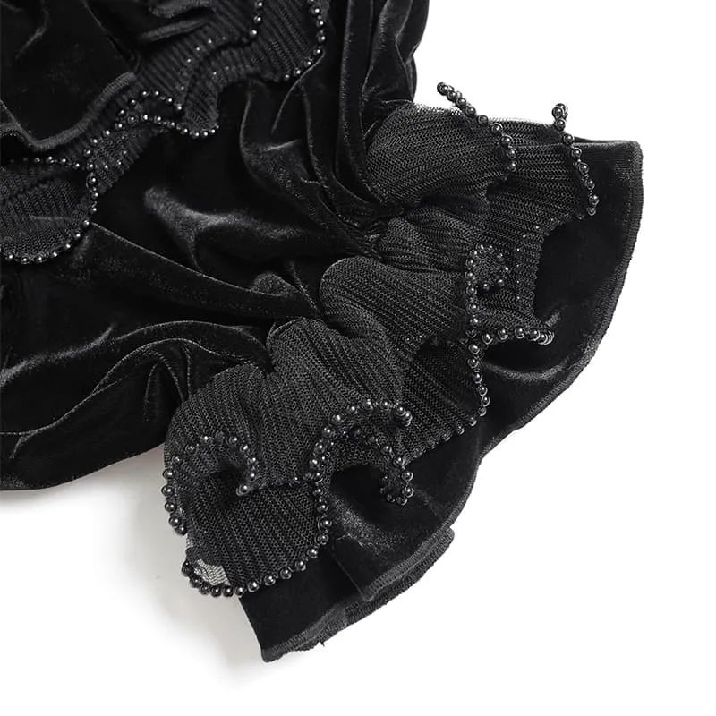 Schwarze Gothic-Shorts aus Samt für Damen mit mehreren Lagen, Perlenbesatz und Rüschen.