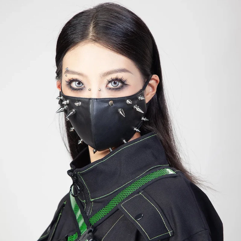 Damen-Maske aus Kunstleder mit Punk-Nieten