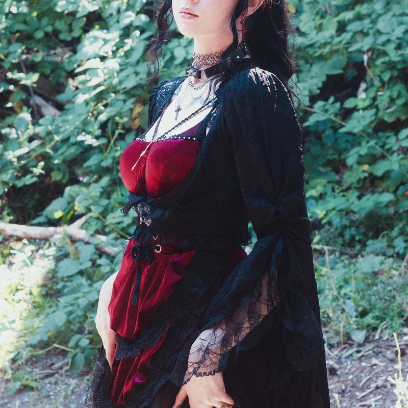 Gothic-Cape mit ausgestellten Ärmeln und Spitzenspleißen für Damen