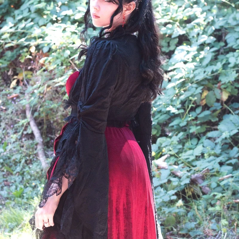 Gothic-Cape mit ausgestellten Ärmeln und Spitzenspleißen für Damen