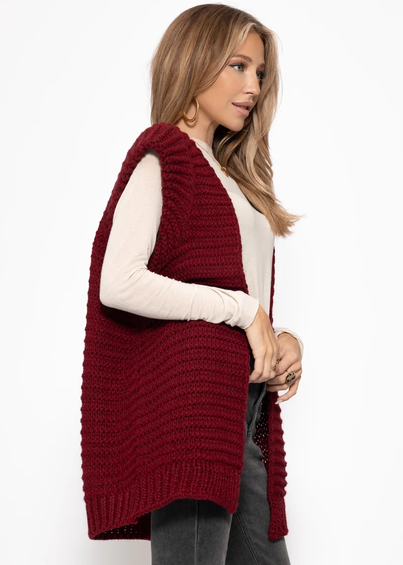 Lange ärmellose Strickweste mit strukturierten Schultern - burgundy