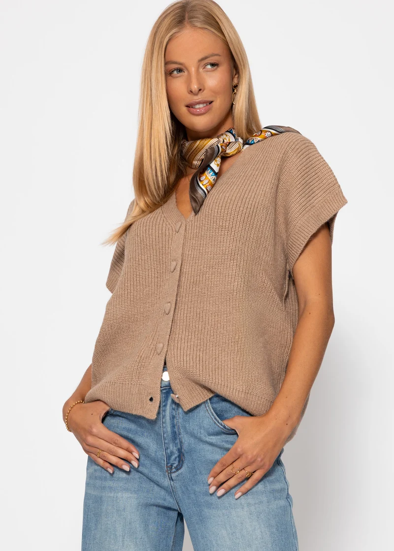 Strickweste mit Herzknöpfen - taupe