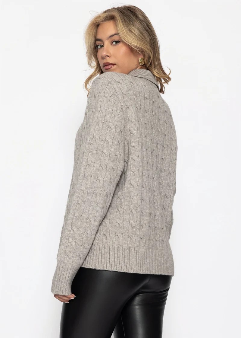 Strickpullover mit Zopfmuster und Kragen - taupe