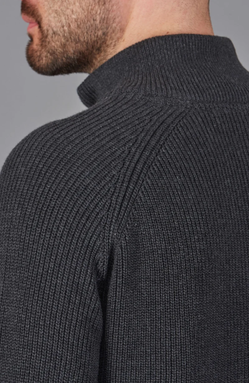 Mittelschwerer Herrenpullover aus 100 % Baumwolle mit Reißverschluss am Kragen
